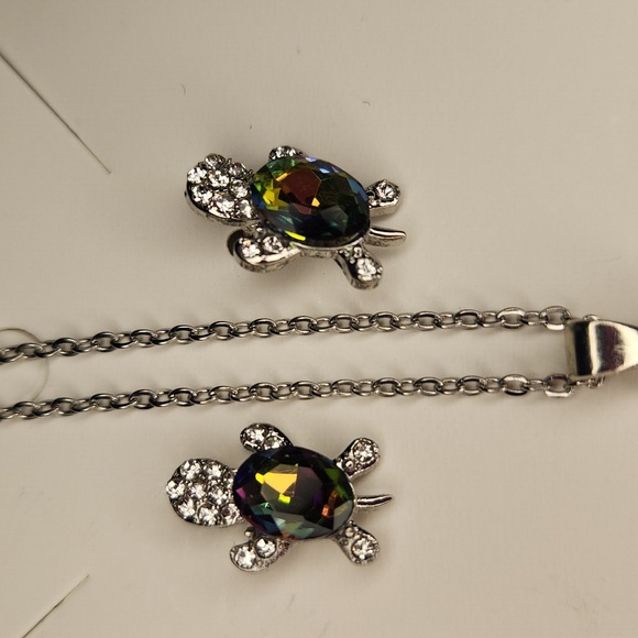 🍒 3 PC Turtle Necklace & Earrings Set - Picture 3 of 3